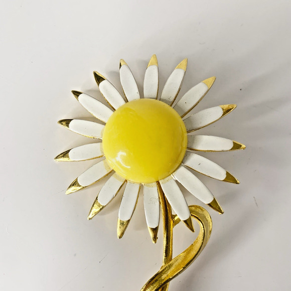 Vintage Enamel Daisy Flower Brooch On A Stem Gold Tone Pin White Gold Tipped - Picture 2 of 5